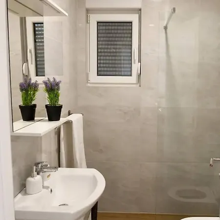 Stylish Okrug Gornji With Terrace And Patio شقة تروغير